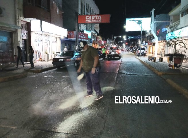 Un camión derramó aceite comestible sobre cinco cuadras céntricas