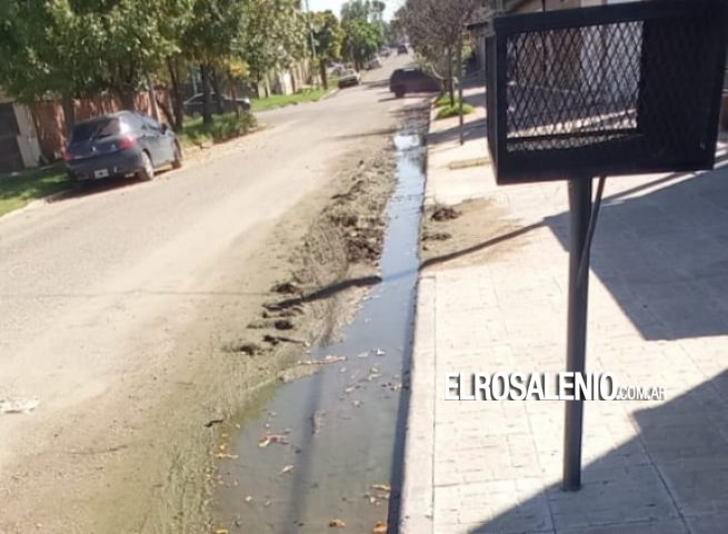 Importante pérdida de líquidos cloacales en avenida Jujuy y San Luis