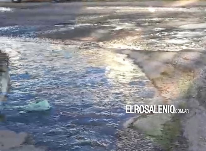 Importante pérdida de líquidos cloacales en avenida Jujuy y San Luis