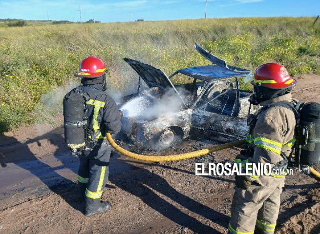 Se incendió un auto en un camino rural cerca de los barrios Albatros