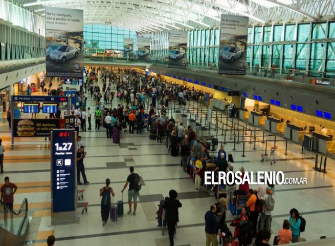 En este verano, más de 3,7 millones de argentinos viajaron al exterior, 73% más que el año pasado