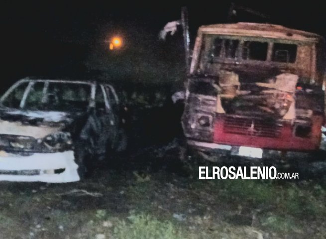 Dos vehículos incendiados en los fondos de calle Alem al 2500