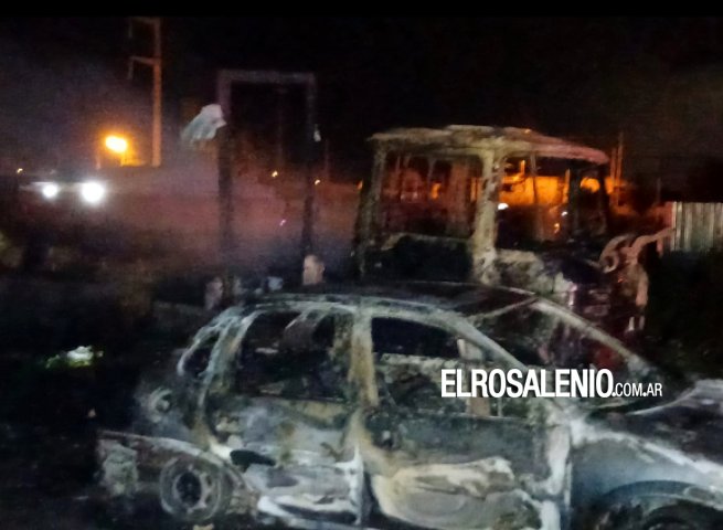 Dos vehículos incendiados en los fondos de calle Alem al 2500