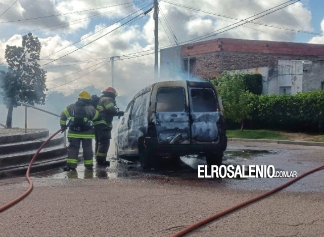 Se incendió un utilitario en la esquina de Salta y 17 de febrero