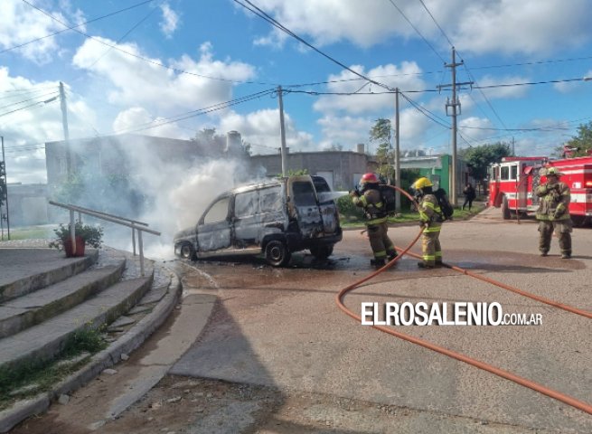 Se incendió un utilitario en la esquina de Salta y 17 de febrero