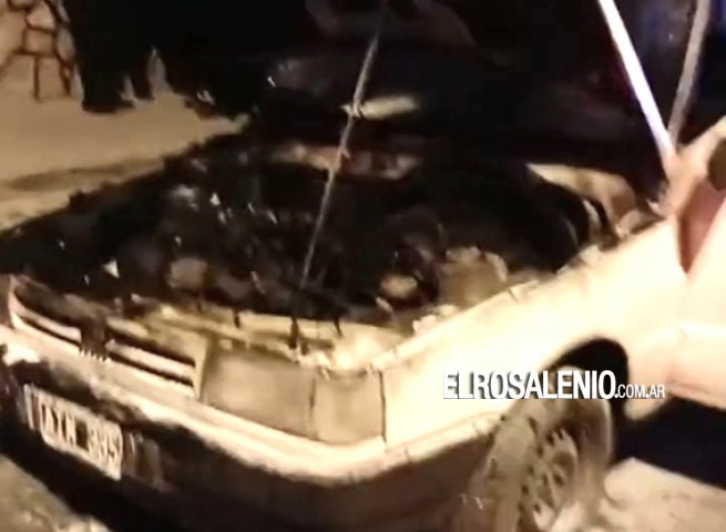 Llamas en un vehículo generaron salida de bomberos