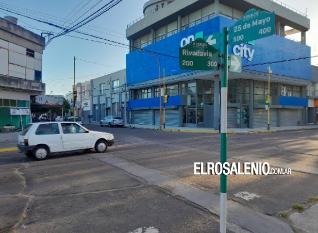 Peligro en la esquina de 25 de mayo y Rivadavia: dos semáforos en verde a la vez