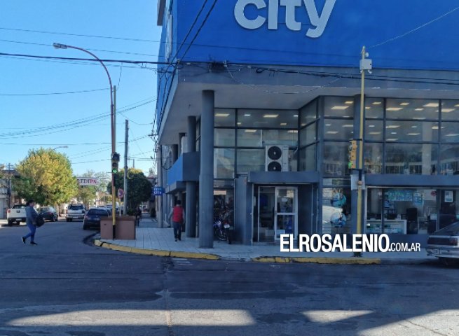Peligro en la esquina de 25 de mayo y Rivadavia: dos semáforos en verde a la vez