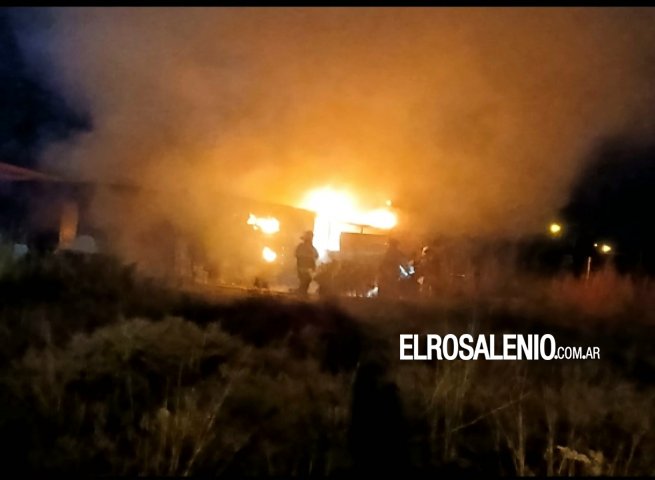 Llamas ocasionaron daños totales en una vivienda