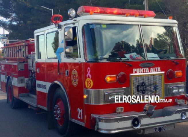 Bomberos tuvieron que rescatar a un patrullero encajado en Villa Arias