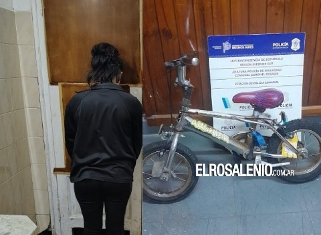 Robó una bicicleta para niños de un patio y la atraparon