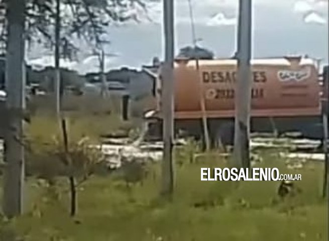 Camión desobstructor vació su carga de líquidos cloacales en una esquina