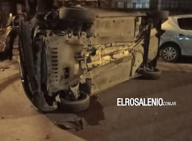 Impactó contra dos vehículos estacionados