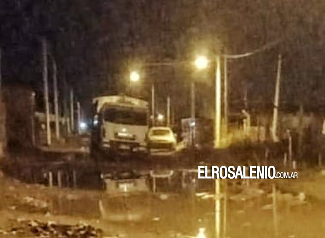 Un camión recolector de residuos quedó varado en una calle de tierra