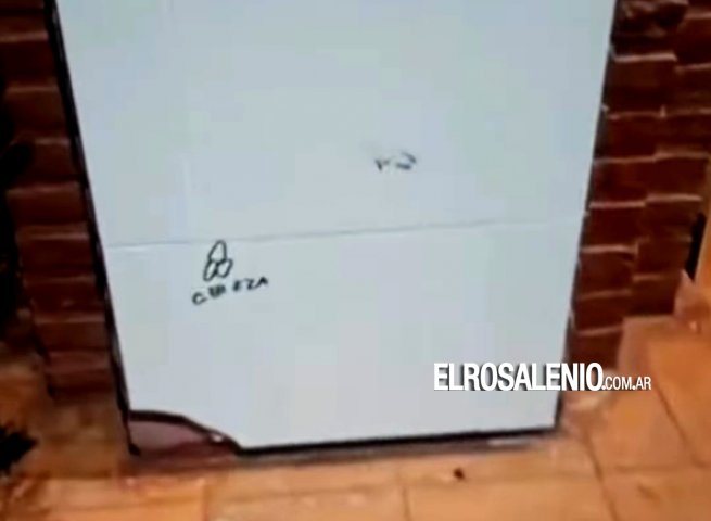 Daños en el monumento al Bombero Voluntario en la Plaza Belgrano