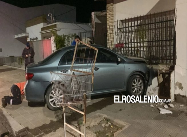 Un automovilista chocó contra el frente de una casa y escapó 