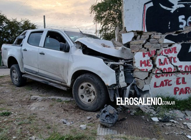Chocó contra un paredón, pasaron más de 3 horas y no quiere bajarse de la camioneta