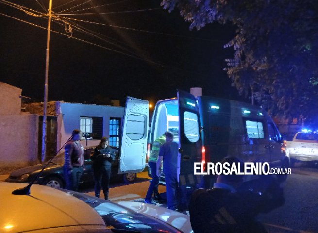 Hospitalizaron a un joven tras chocar en moto contra un auto estacionado 