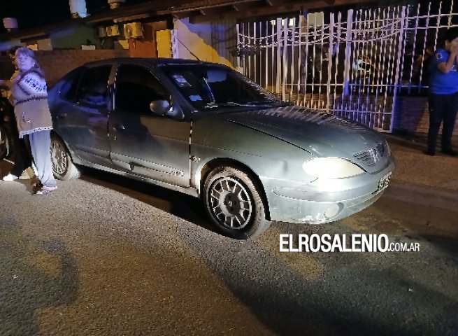 Hospitalizaron a un joven tras chocar en moto contra un auto estacionado 