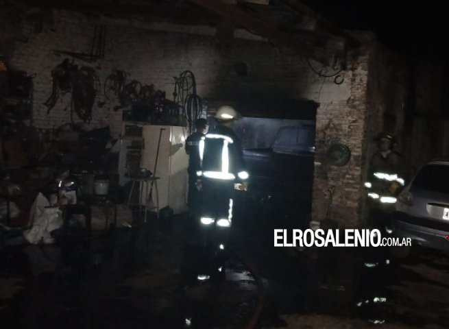 Se incendió un taller mecánico durante la madrugada