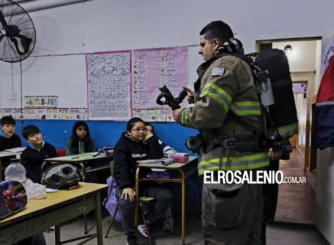 Bomberos Voluntarios visitan escuela capacitando a los alumnos para prevenir incendios
