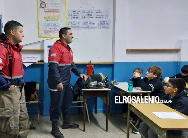 Bomberos Voluntarios visitan escuela capacitando a los alumnos para prevenir incendios