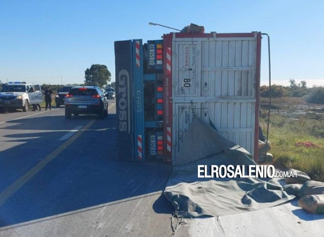 Volcó el acoplado de un camión que transportaba harina en Ruta 229 cerca de Villa Arias