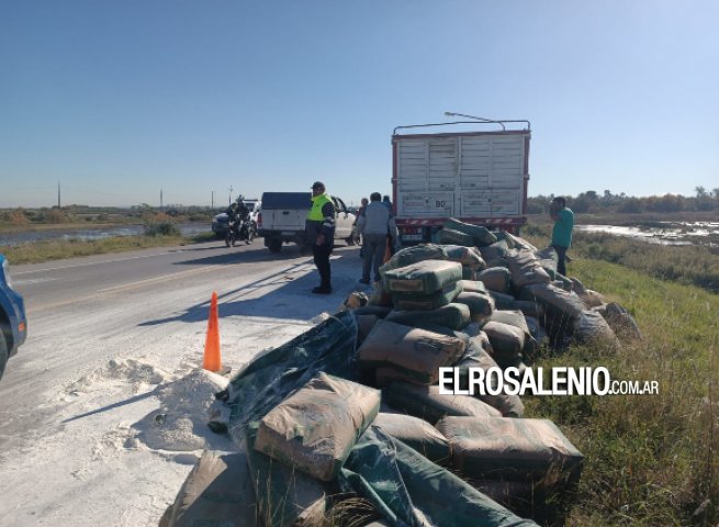Volcó el acoplado de un camión que transportaba harina en Ruta 229 cerca de Villa Arias