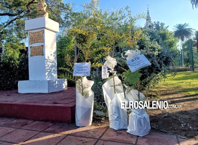 Reemplazan entrega de ofrendas florales por árboles en actos oficiales