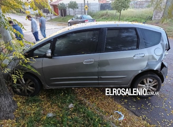 Buscan localizar al conductor de un auto rojo que chocó a otro estacionado y huyó en Salta al 200