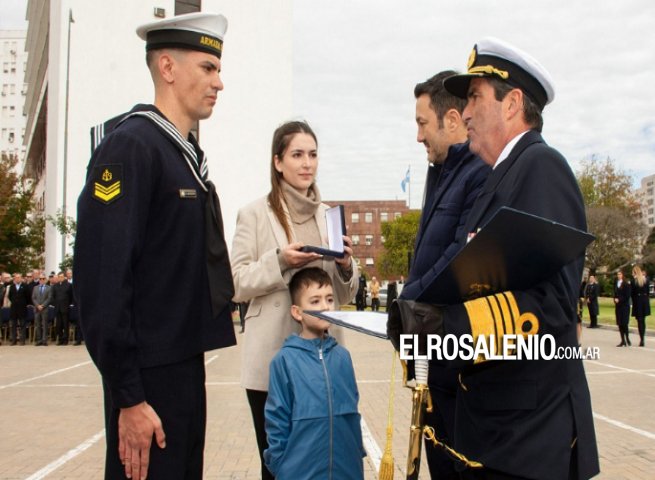 Reconocieron con la “Cruz de Bronce al Mérito Naval” al puntaltense que rescató a tres bañistas