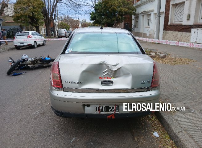 Conductor de moto impactó contra el lateral de un auto y el baúl de otro que estaba estacionado