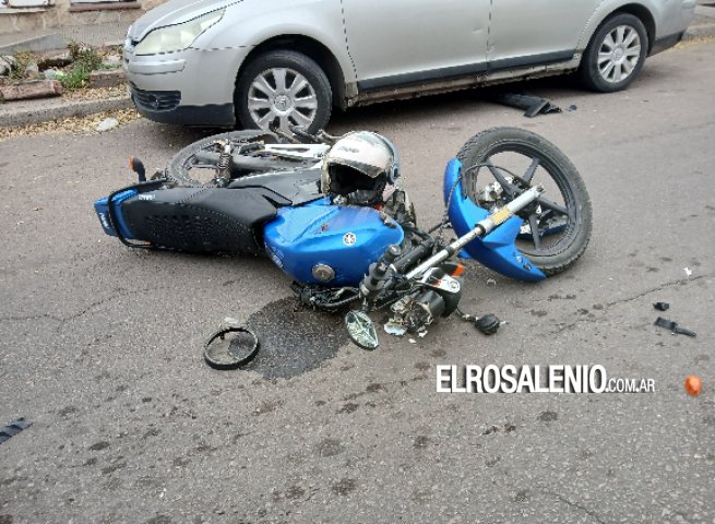 Conductor de moto impactó contra el lateral de un auto y el baúl de otro que estaba estacionado