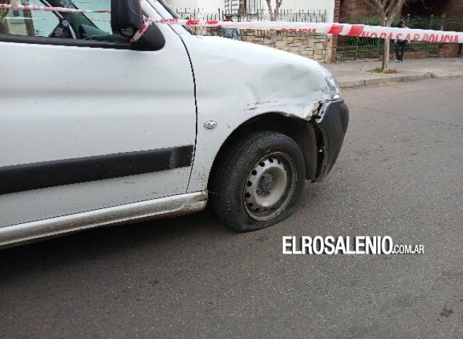 Conductor de moto impactó contra el lateral de un auto y el baúl de otro que estaba estacionado