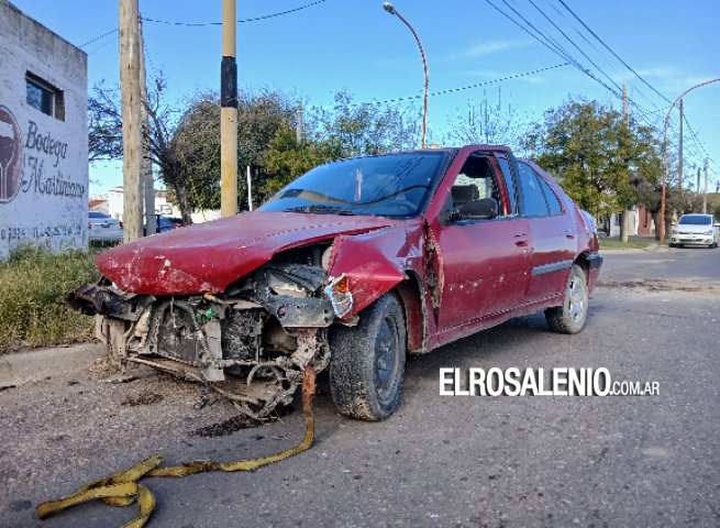 Un vehículo giró a la izquierda y fue impactado por otro que venía de frente