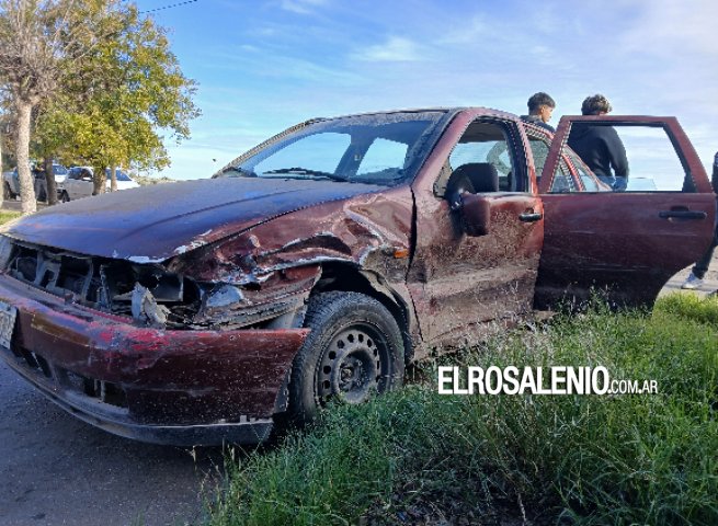 Un vehículo giró a la izquierda y fue impactado por otro que venía de frente