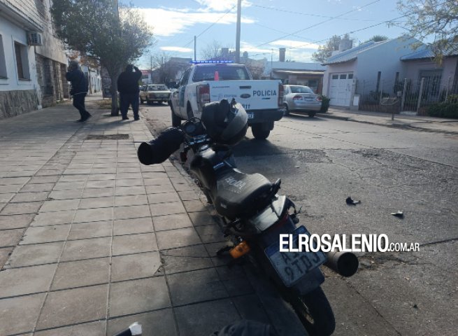 Chocaron una moto de delivery y un Ford Taunus en San Martín y 25 de mayo