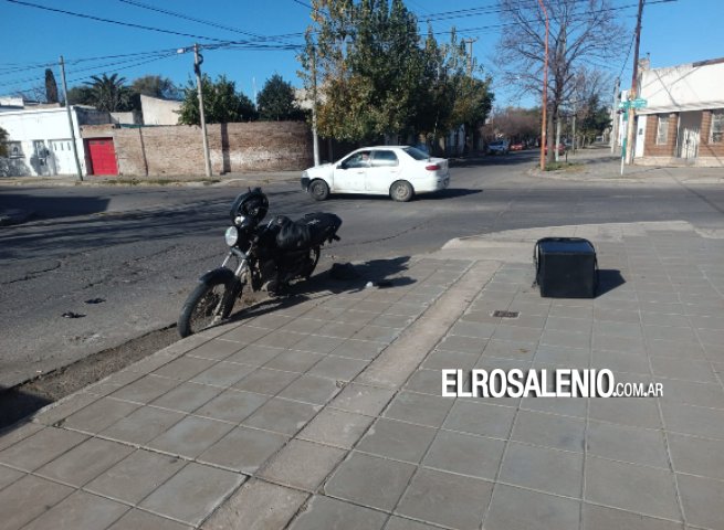 Chocaron una moto de delivery y un Ford Taunus en San Martín y 25 de mayo