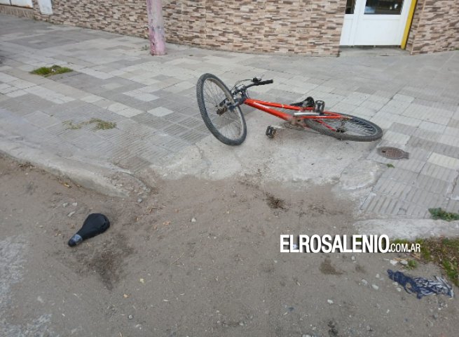 Un ciclista herido al chocar con un automóvil