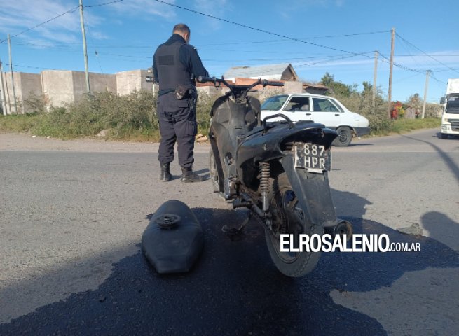 Un motociclista fue hospitalizado tras chocar con un auto en Diagonal Sarmiento