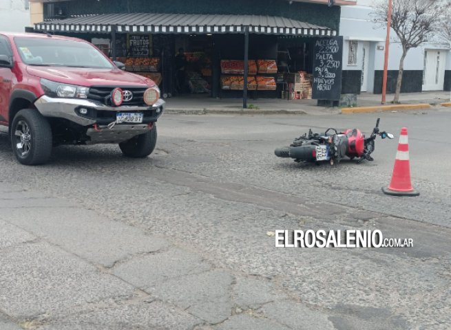 Chocaron una moto y una camioneta en la esquina de Murature y Urquiza