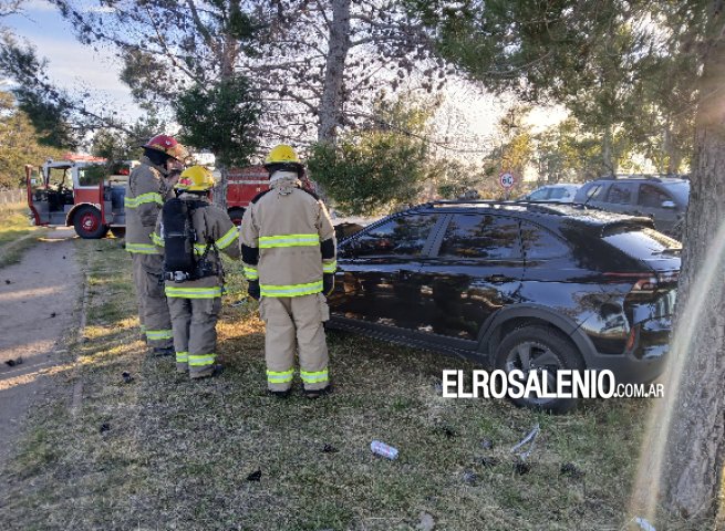 Perdió control del auto, se cruzó de carril, e impactó contra un árbol