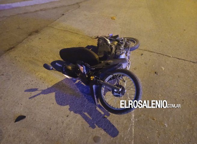 Chocaron una moto y un auto en la esquina de Roca y Pellegrini