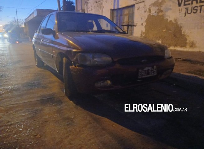 Chocaron una moto y un auto en la esquina de Roca y Pellegrini