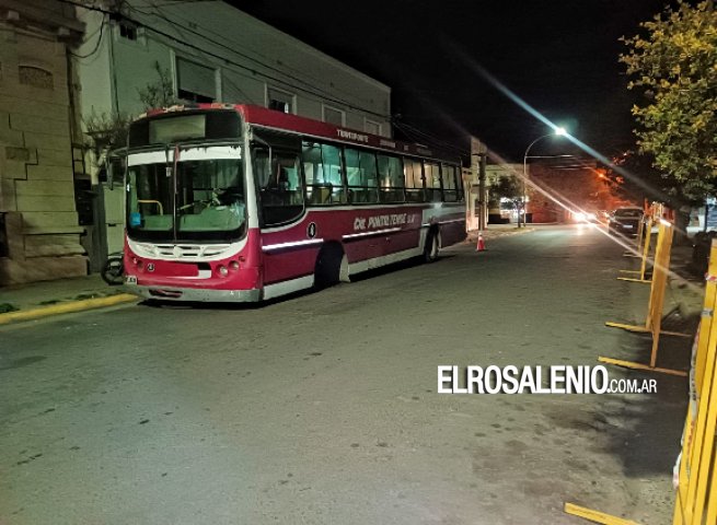 Colectivo perdió una rueda y quedó varado en calle 25 de mayo al 300