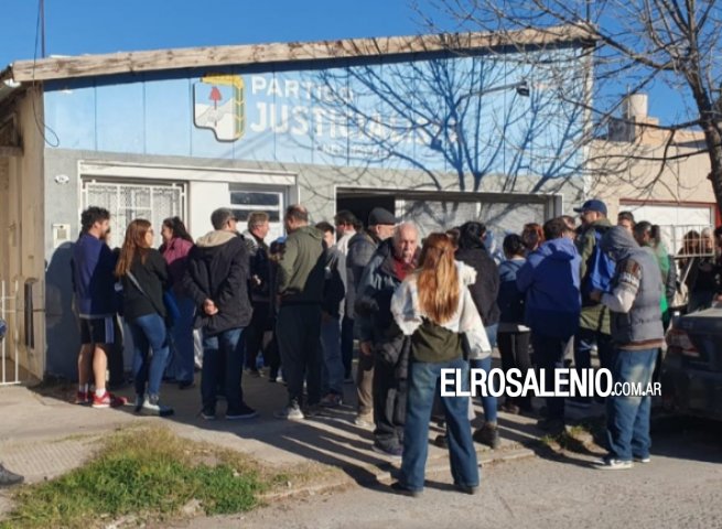Concentración en apoyo a Cristina Fernández en la sede del PJ local