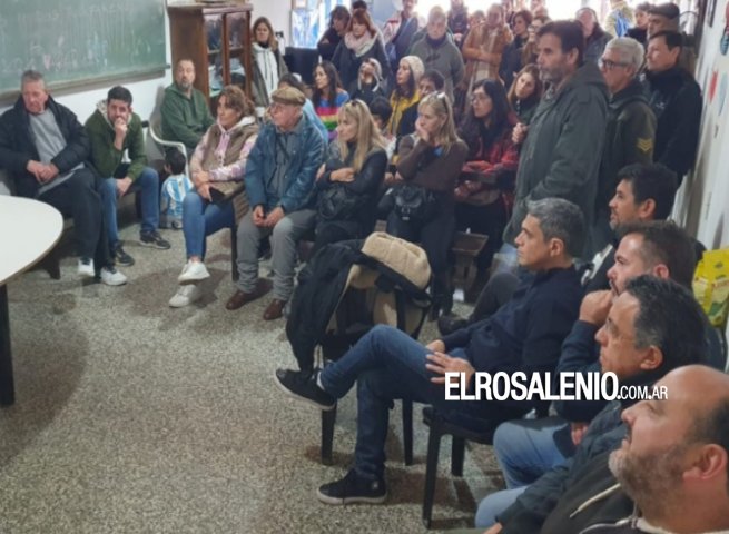 Concentración en apoyo a Cristina Fernández en la sede del PJ local