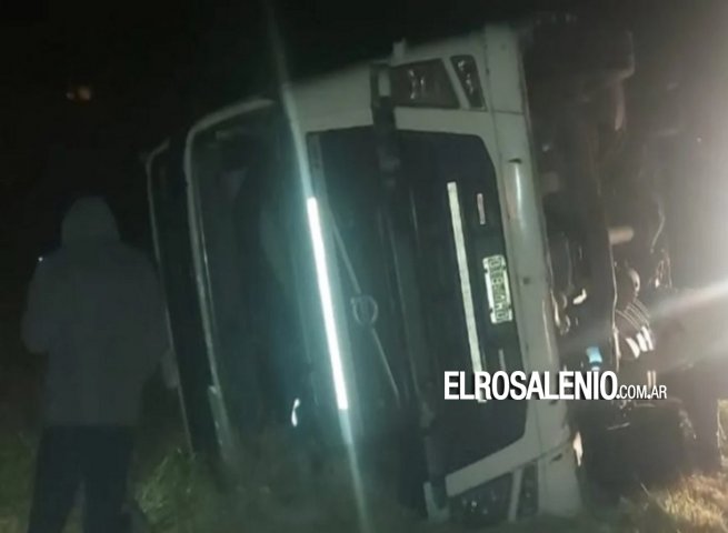 Resultó ileso el chofer de un camión que volcó en la ruta 51 