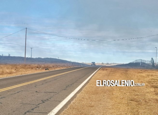 Visibilidad reducida en Ruta 249 por incendio en el basural municipal