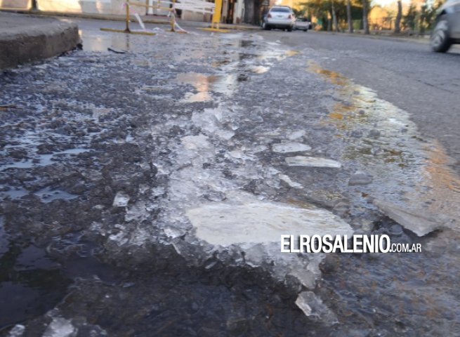 Fuerte helada en la ciudad dejó esquinas peligrosas e intransitables por el hielo y la escarcha